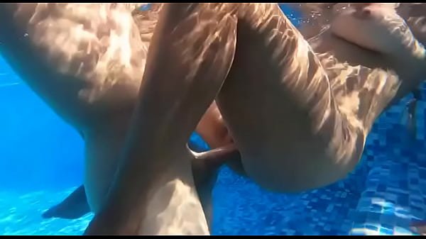 IM POOL UND IN MEINER PUSSY EIN LECKERER CREAMPIE