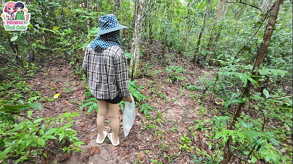 สาวไทย เดินหาเห็ดในป่าลึกจนปวดเยี่ยว