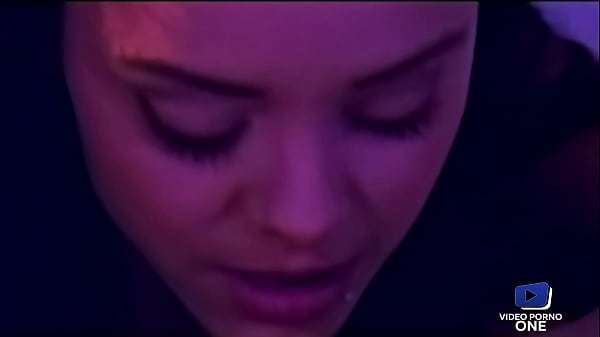 Deux belles coquines bisexuelles profitent d'un plan &agrave; trois