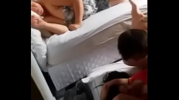 Sexo com todo mundo vendo