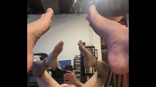 LOOKING AT MY BUTTHOLE & FEET KINKS IN THE MIRROR