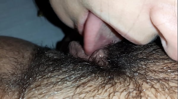 My stepsister's unshaven pussy is very fragrant and delicious