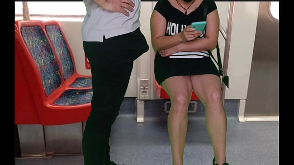 a garota de vestido sem calcinha no trem deu uma punheta para um estranho e um boquete em p&uacute;blico