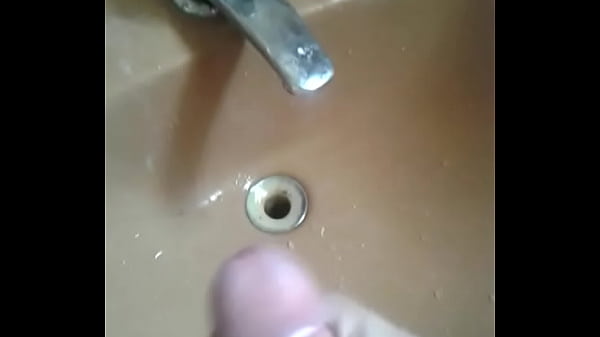 Punheta rapidinha e gostosa no banheiro  