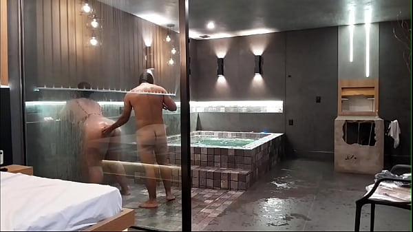 Peguei a minha madrastra na banheira do motel