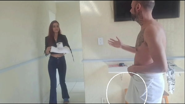 Camareira do hotel me flagra de pau duro!