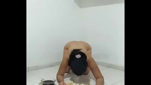 Asi come su almuerzo diariamente esta cerda, algunas veces es sodomisada  mientras lo hace.