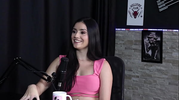 Seu primeiro conte&uacute;do porn&ocirc; veio com um ficante, e teve boa experi&ecirc;ncia com um ator, e seu m&eacute;nage... - Karen Gon&ccedil;alves (SHEER/RED)