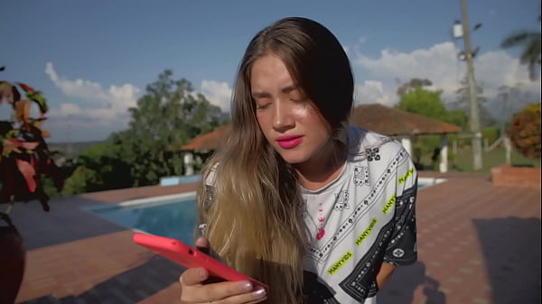 Rubia cachonda se pone cachonda al pensar en la polla de su ex, quien le manda fotos a diario