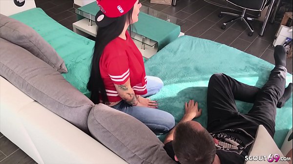 German Young - Sie fickt den besten Freund ihres Stief Bruder als beide alleine im Wohnzimmer sind  