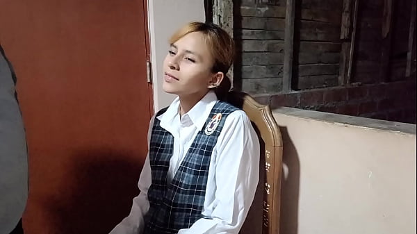 Perrita colegiala abre las piernas al carpintero para que se transforme en martillo y se la hunda completa