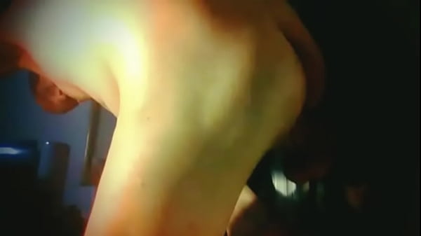 Dildo am Fenster, tief eingef&uuml;hrt  