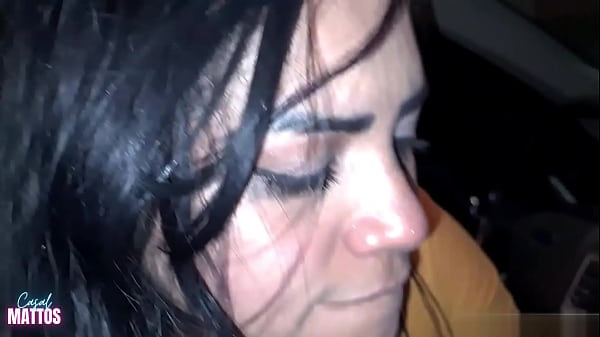 Parei na RUA pra pedir informa&ccedil;&atilde;o acabei mamando um desconhecido no meu CARRO safado me deu muito leitinho  