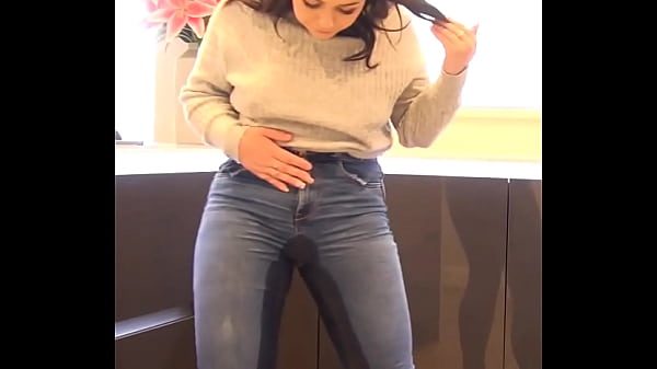 Fazendo xixi nas cal&ccedil;as jeans