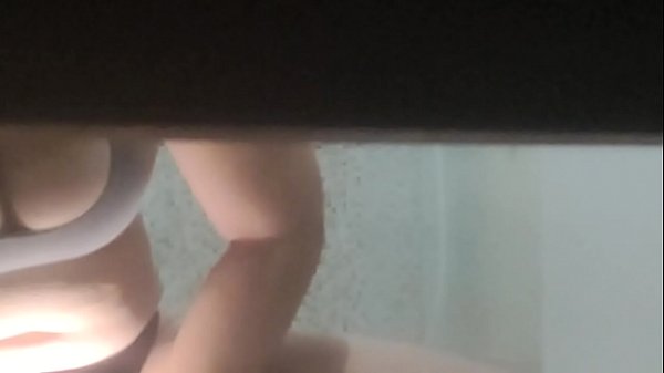 Gravou a irm&atilde; gostosa tomando banho