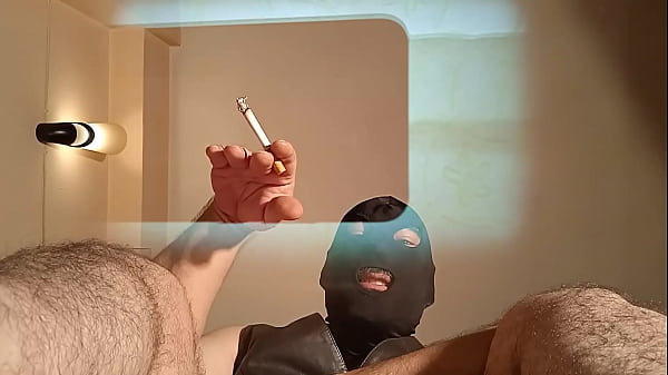 POV Te humillo, te escupo en la boca, limpias mi ceniza y me lames los pies.