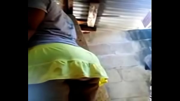 en mi faldita amarilla y mi panti morada