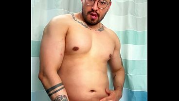 Chacal acariciando su polla mexicana se saca la leche