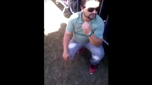 Homem gostoso pegando na mala