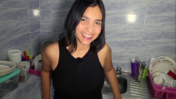 Empleada me sorprende con traje corto a solas en casa