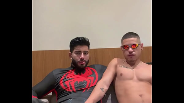 Mamando o homem aranha. 