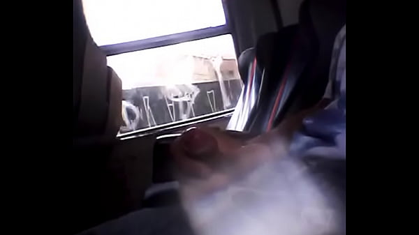 Batendo uma gostosa no &ocirc;nibus