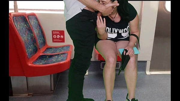 a garota de vestido sem calcinha no trem deu uma punheta para um estranho e um boquete em p&uacute;blico