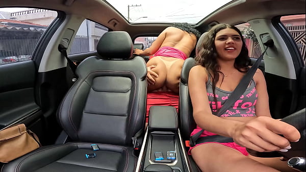 Carona do Ted com nova motorista e Ted pula para tr&aacute;s para fuder - Candy Brazil - Mariana Torres