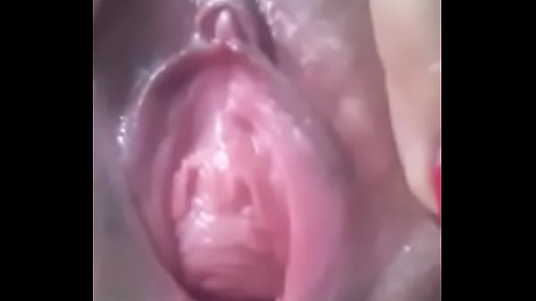 Amadora do peito pequeno mostra o tabaco arrombado