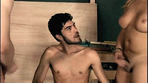 A minha primeira foda gravada. Jovem, safada e sem pudor em uma orgia sexual.