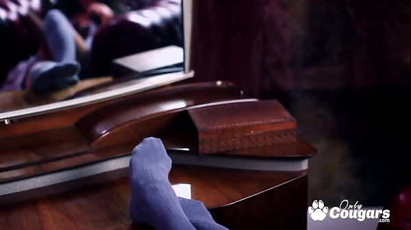 Amica Bentley rides over hard dick and gets cumshot on her pretty pussy