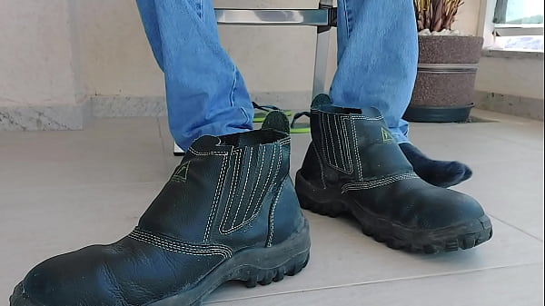 TIRANDO MINHA BOTA DE TRABALHO - SFTNE02  