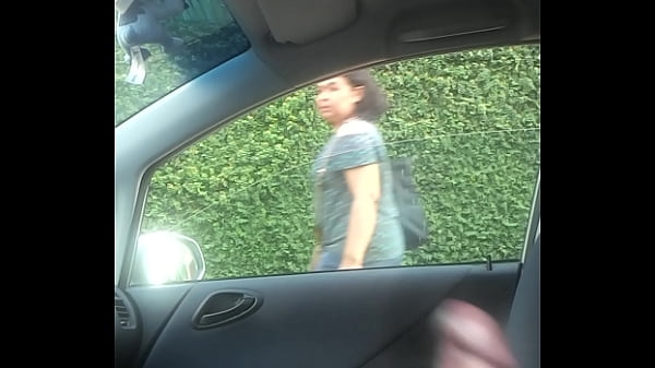 Batendo punheta no carro e coroa flagra com gosto!