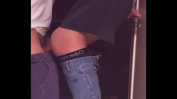 DESPUES DE UNOS TRAGOS EN EL BAR MI MEJOR AMIGO ME FOLLA SALVAJEMENTE SIN CONCIENCIA