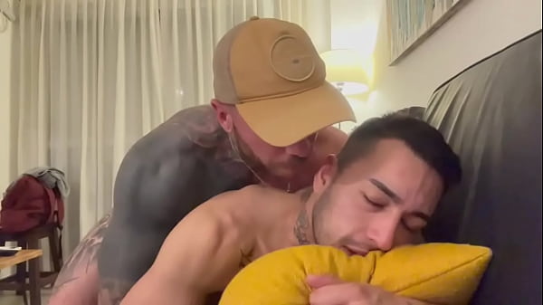 Gigante hombre masculo y pijudo le da pija y pre&ntilde;a a full a pendejito twink - bareback - leche - big dig - big cock