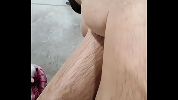 Super riqu&iacute;sima travesti desnuda y usando zapatillas y pantimedias