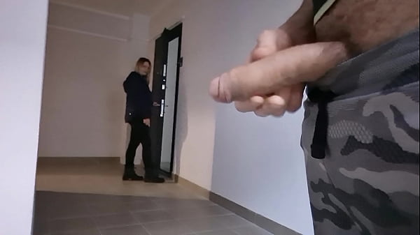 A man flashes a dick to an new neightbour woman and she makes handjob and blowjob for him  