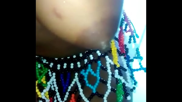 Beaut&eacute; black fixe un gode sur le mur pour se le rentrer 