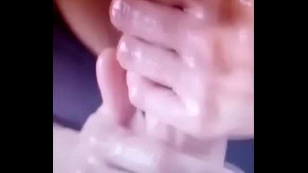 Gay le hace la paja a hetero 