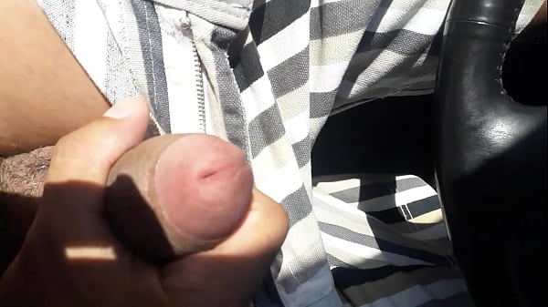 Cu masina pe autostradă, c&icirc;nd tii se scoala pula si ai orgasm.