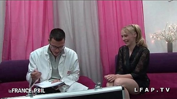 Belle cougar appelle SOS Sodomie pour une bonne exploration rectale