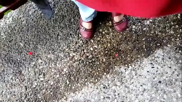 Barfu&szlig; in Schuhen und Umwelt ist f&uuml;r einen Fetischisten eine gefundene Sache