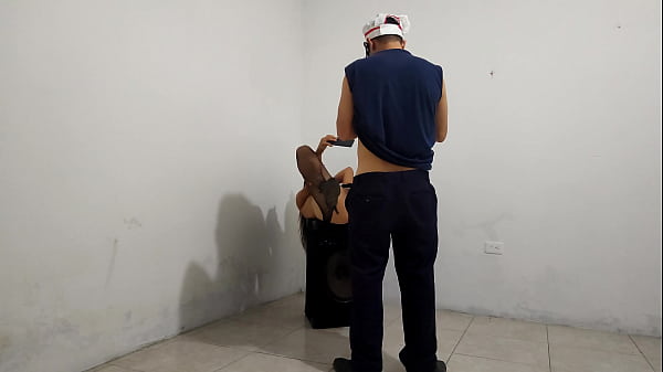 EL JEFE DE LA COCINA SE ENCUENTRA A UNA CLIENTE QUE DESEA PROBAR UN PLATO ESPECIAL!! EL MACHO OBSERVA DETENIDAMENTE A SU CLIENTE. ELLA LO SEDUCE Y TERMINAN TENIENDO SEXO INTENSO EN LA BODEGA. PORNO R 