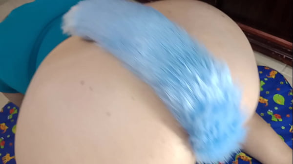 Con Su Cola De Zorra en El Culo en Halloween!! Mi Madrastra Me Hace Las Mejores Mamadas De Verga!!