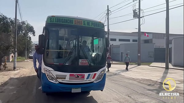 Peruana pelirroja folla con el cobrador de combi para no pagar el pasaje