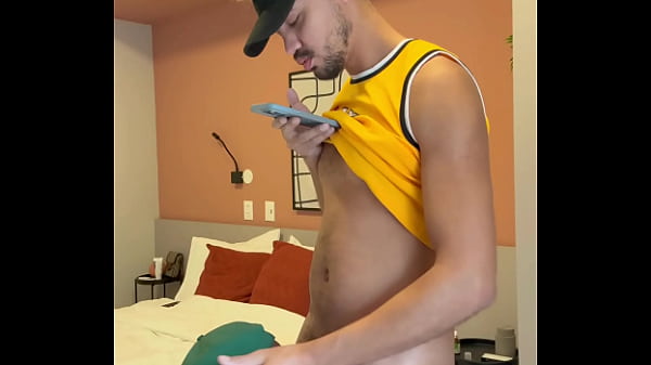 Vizinho do lado vivia me dando mole, at&eacute; eu convidar ele pro meu quarto pra poder me dar uma bem dura. - Parte I 