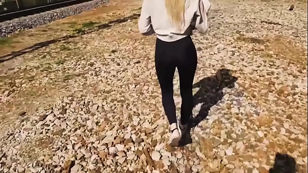 Chica es follada en bosque