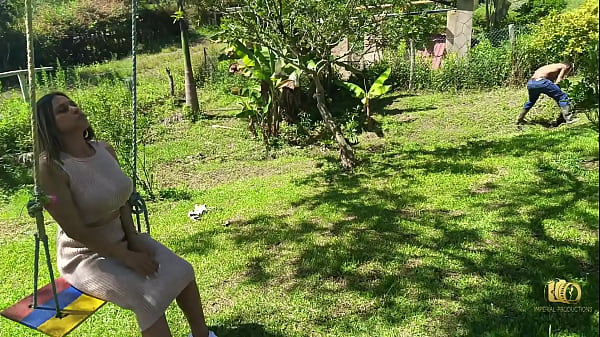 La patrona de la finca se folla un obrero que sale de la piscina desnudo 