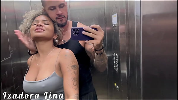 Dei no elevador pro meu vizinho safado que estava afim de comer minha buceta quase fomos pego pela esposa dele