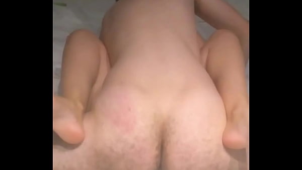 marido gravando esposa safada dando com as pernas bem abertas para amigo do pau grande